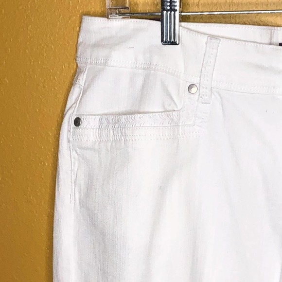 Gloria Vanderbilt White Skimmer Capri Pant, 12P - Picture 3 of 5